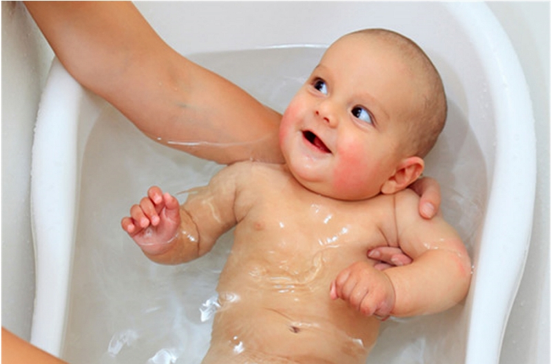Hoe warm moet een babybadje zijn? Een gids