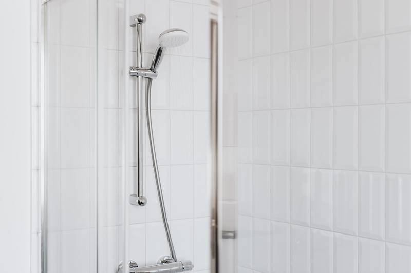 Meeldauw van douchewanden verwijderen: 4 geweldige manieren