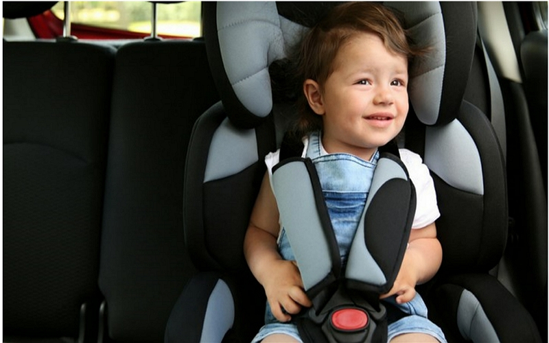 Wanneer kan baby naar voren kijken in autostoeltje 2015