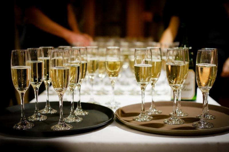 Wat is een cocktailuurtje op een bruiloft: regels en meer?