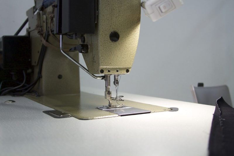 Wat is een industriële naaimachine met loopvoet?