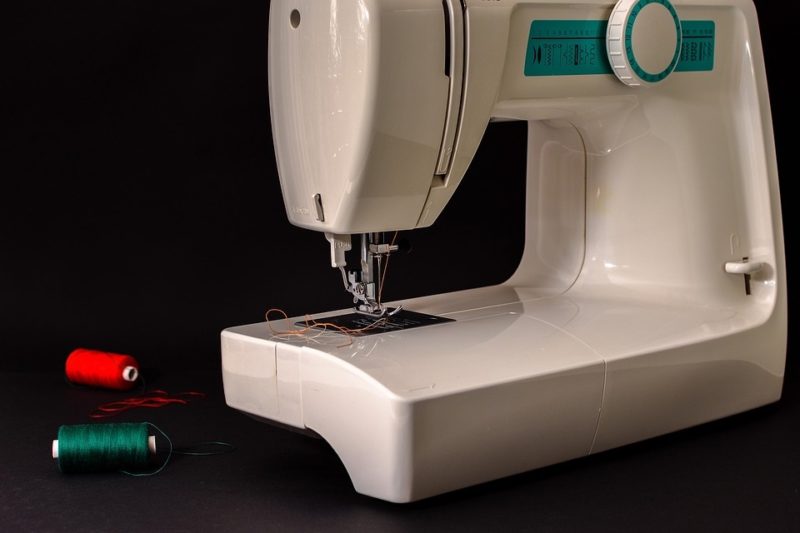 Wat is een mechanische naaimachine versus geautomatiseerd?