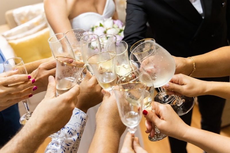 Wat te dragen naar een bruiloft afterparty: gastengids