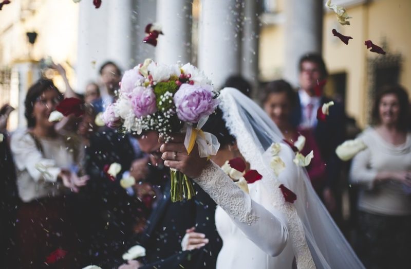 Wat te gooien op een bruiloft: ideeën voor het gooien van bruiloftsuitgangen