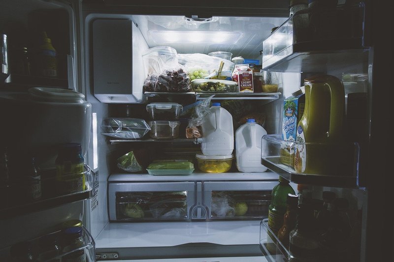 Wat veroorzaakt schimmel in de koelkast en 2 manieren om het gemakkelijk te voorkomen?