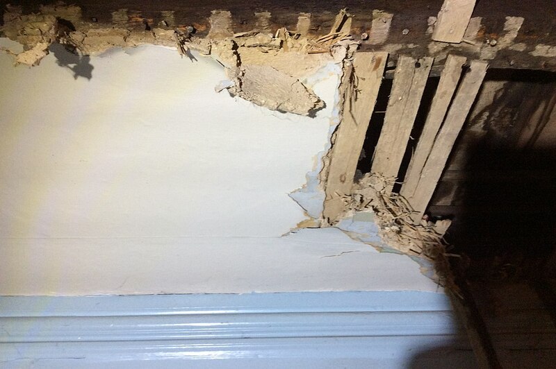 3 beste manieren om een ​​door water beschadigd latplafond te repareren