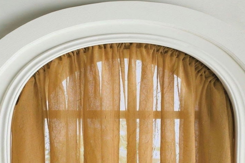 6 eenvoudige stappen voor het ophangen van gordijnen aan een gebogen raam