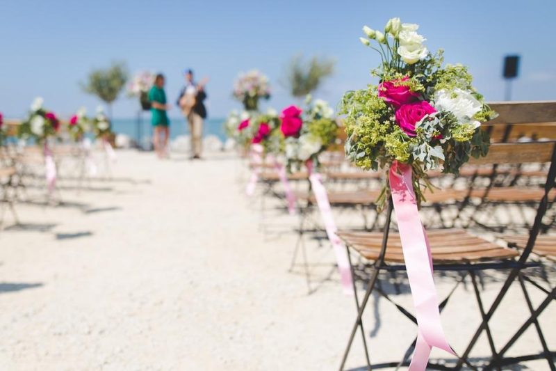 Hoe een bruiloftsgang te versieren: 4 prachtige manieren