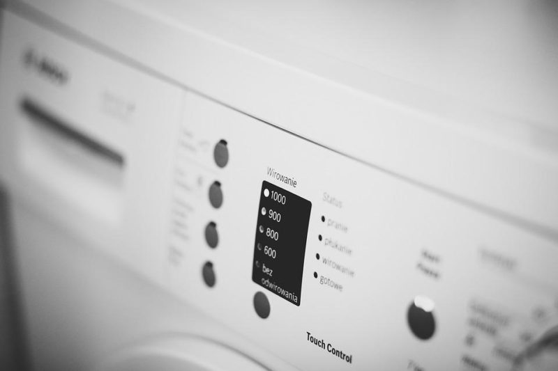 Hoe een wasmachine opnieuw in evenwicht te brengen? 5 eenvoudige stappen!