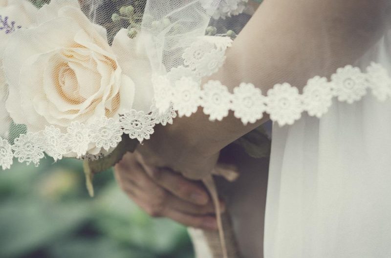 Hoe maak je een bruidssluier in 2 eenvoudige stappen