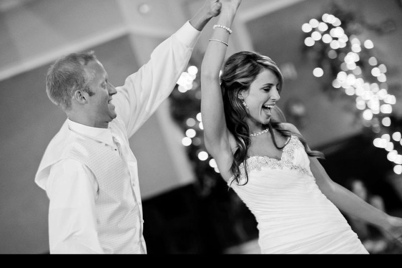 Hoe te dansen op een huwelijksreceptie: complete gids