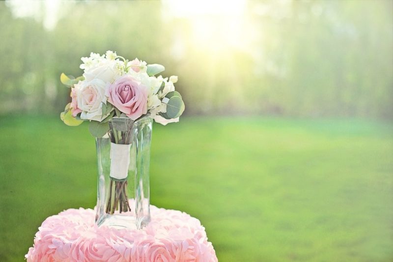 Hoe versier je een vaas voor een bruiloft: eenvoudige doe-het-zelf