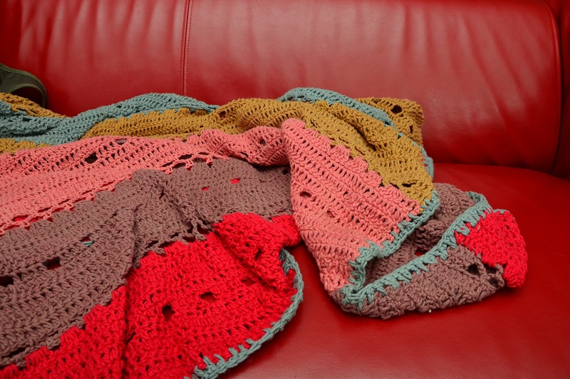 Hoe voeg je een capuchon toe aan een gehaakte deken in 2 eenvoudige stappen