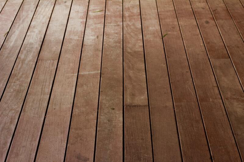 Hoe weet u of de houten vloer te waterbeschadigd is: 3 tekens