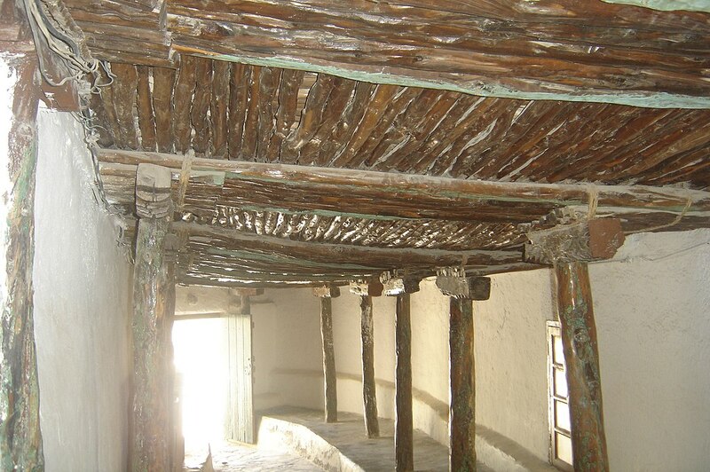 Hoeveel een door water beschadigd latplafond moet worden gerepareerd: financiële gids