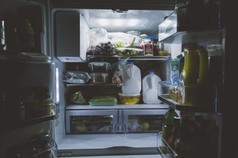 Waarom maakt mijn koelkast een hard zoemend geluid? 4 verrassende redenen!