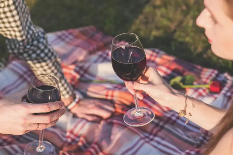 Wat te dragen naar een picknickbruiloft: 2 tips om te overwegen